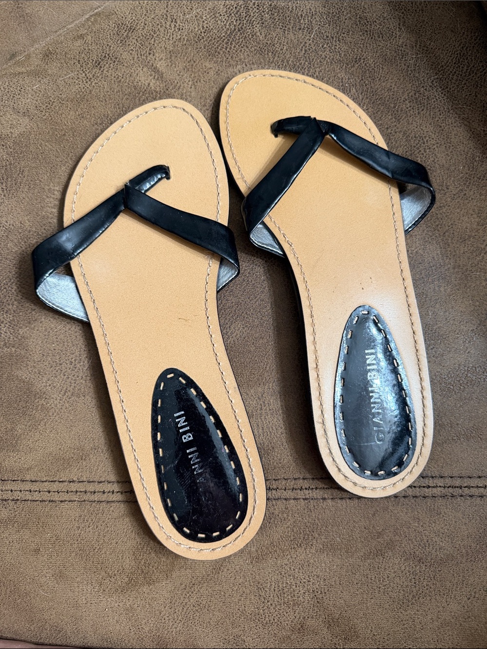 Gianni Bini Black Strap Tan Footbed Flip Sandals